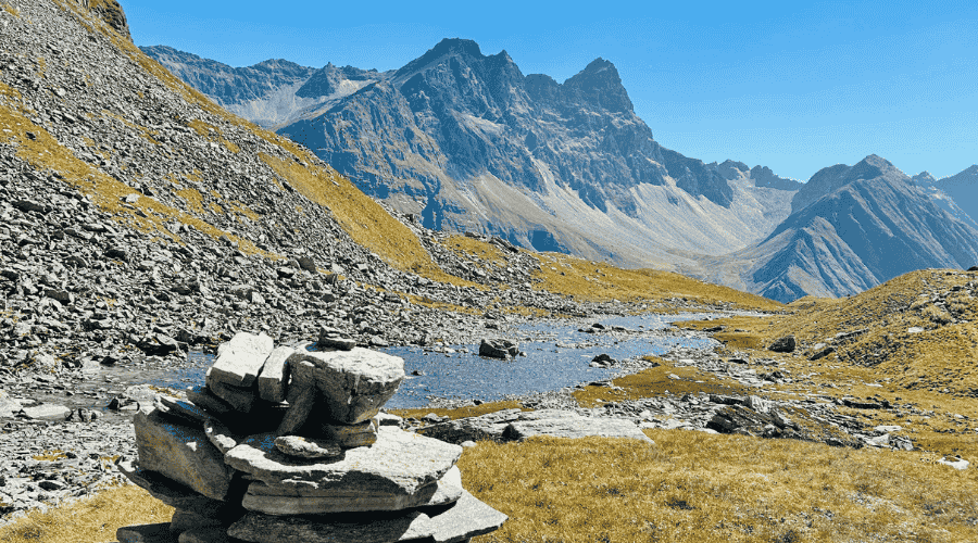 Photo d'un cairn en montagne