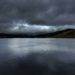 Randonner par temps orageux sur un lac en Auvergne