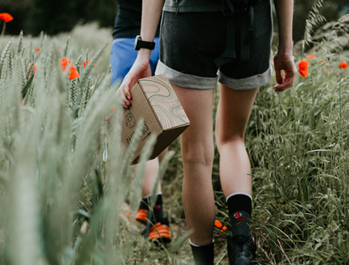 Balade dans les champs de coquelicot avec la box Camp vibes