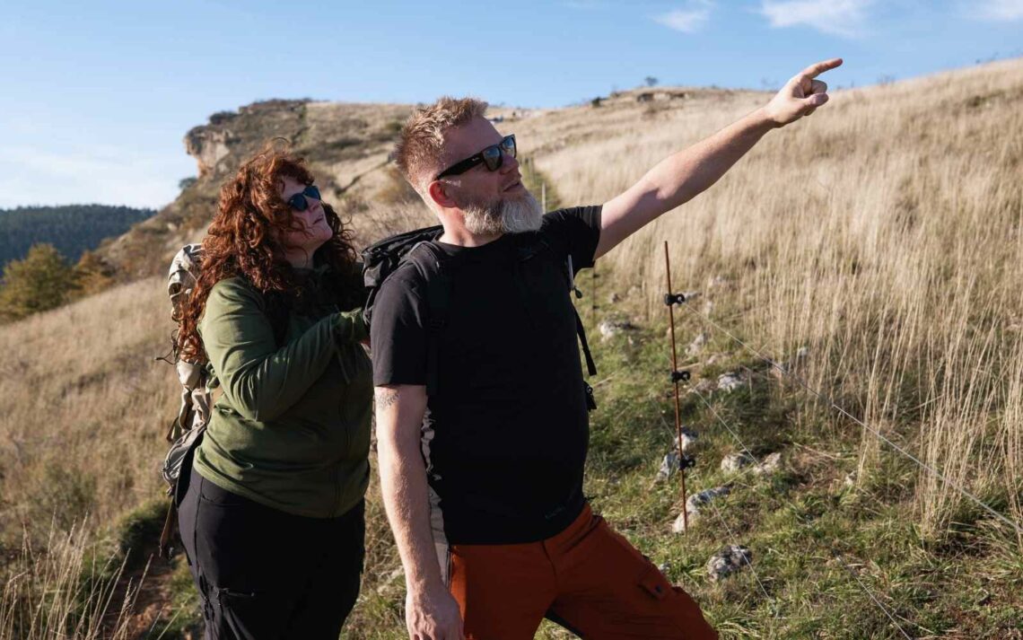 Deux randonneurs qui regardent un oiseau en train de chanter au printemps