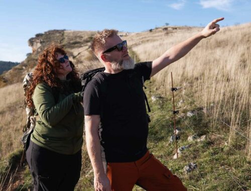 Deux randonneurs qui regardent un oiseau en train de chanter au printemps