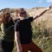 Deux randonneurs qui regardent un oiseau en train de chanter au printemps