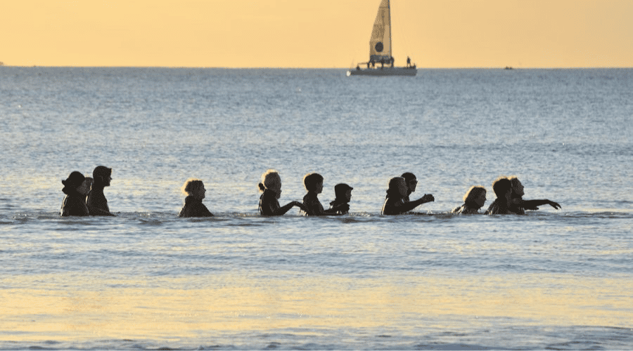 groupe de personnes qui font du longe côte dans la mer
