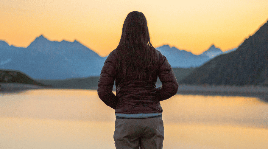 méditation au bord de l'eau pendant une randonnée